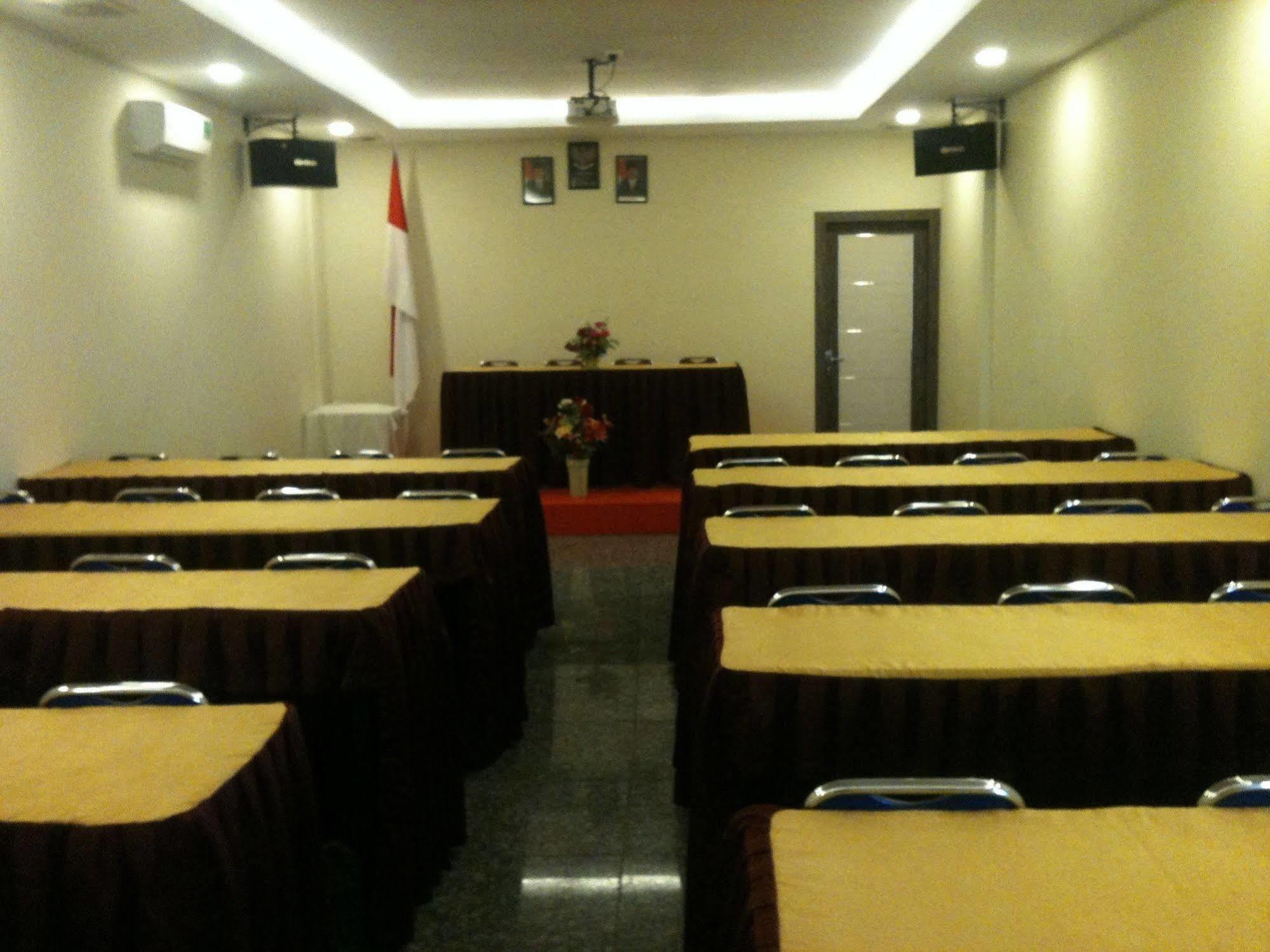 Collection O 625 Hotel Golden Gate Batam Exteriör bild